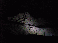 Le Grand Nielard (2551 m) wird bei Nacht beleuchtet